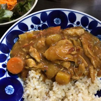 玄米ご飯にカレーがかかっている写真