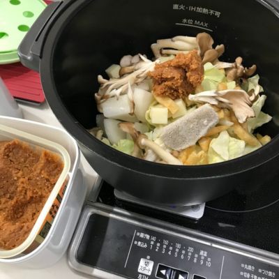 食材の入った内鍋と味噌の写真