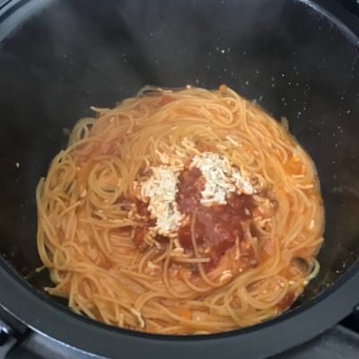 ホットクックで加熱後のパスタの写真。中央に肉が固まっている。