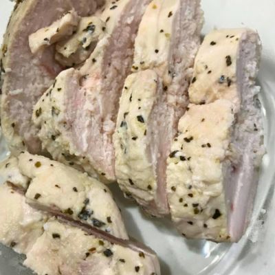 ホットクックでサラダチキンのレモン風味の写真。むね肉にバジルがついている。