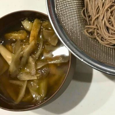 蕎麦と汁の写真。汁は野菜が入っている。