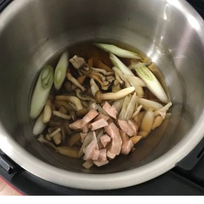 ホットクックの内鍋に野菜と肉ときのこが入っている加熱前の写真