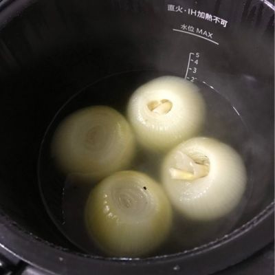 ホットクックで加熱後の玉ねぎスープ　半分に切られた玉ねぎが４つ入っている