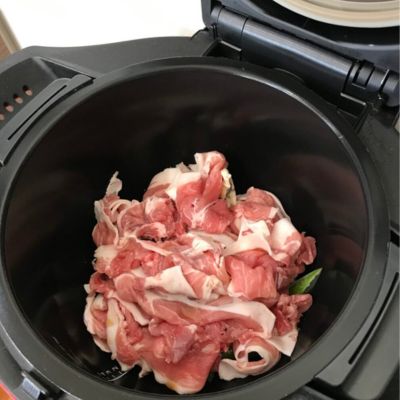 内鍋に食材が入っている写真、肉が広がっている。