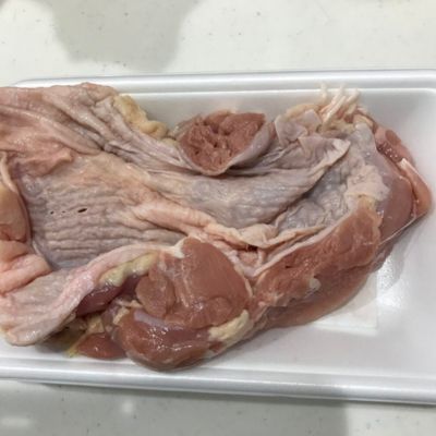 鶏もも肉が容器に入って広げられている写真