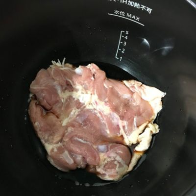 鶏もも肉と調味料が内鍋に入っている写真