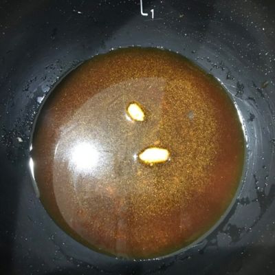 カレー風味の鶏ももチャーシューの調味料が入った内鍋の写真