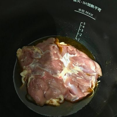 皮目を下にして鶏もも肉を内鍋に入れた写真