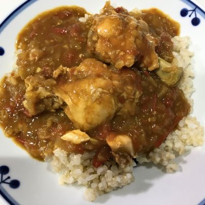 皿に盛りつけられたカレーの写真