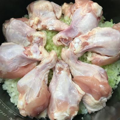 みじん切りの野菜の上に鶏手羽元が８本並んでいる写真