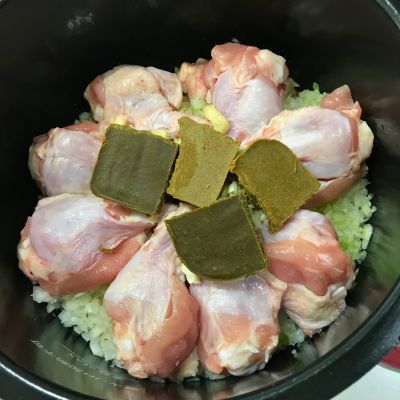 鶏手羽元の上にカレーのルーがのっているホットクックの内鍋の写真